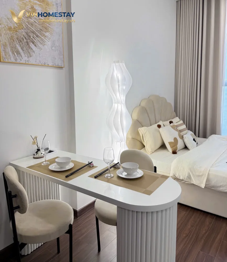 Studio màu trắng kem thơ mộng — studio 30m² của Vinhomestay